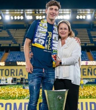 Pau Torres with his mother.